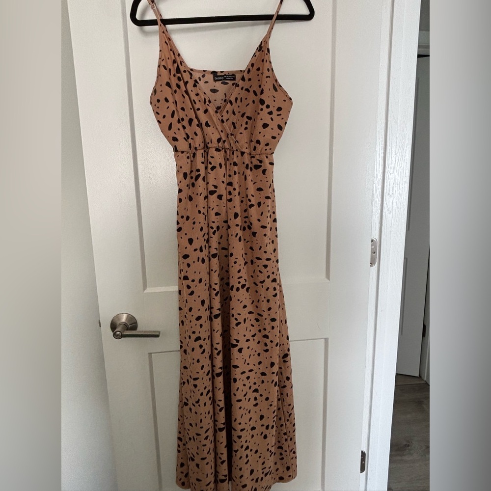 Elegant Tan and Black Sleeveless Dress